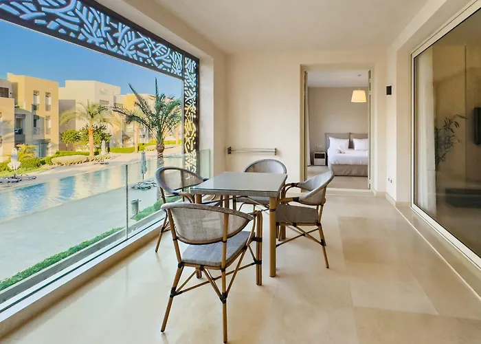 Neat & Neutral 1bdr Pool Front Mangroovy Apartment